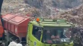 Truk sampah DKI masuk TPST Bantargebang setelah sebelumnya meneteskan air lindi di sepanjang jalan raya Narogong. (Dok DPRD Kota Bekasi)