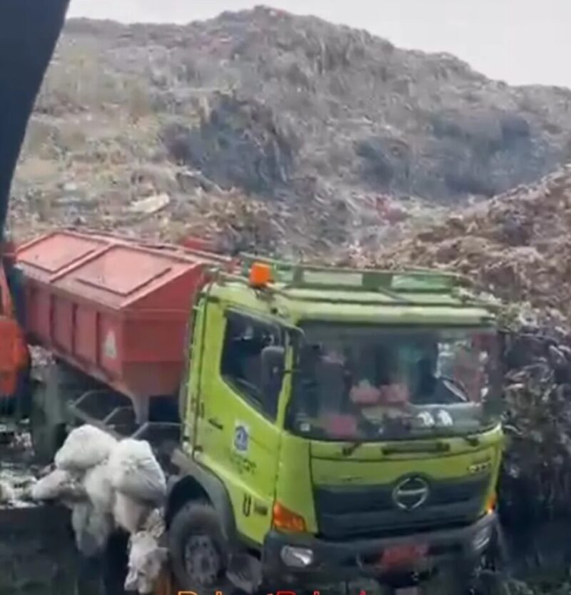 Truk sampah DKI masuk TPST Bantargebang setelah sebelumnya meneteskan air lindi di sepanjang jalan raya Narogong. (Dok DPRD Kota Bekasi)