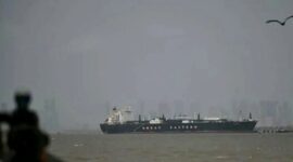 Beberapa kapal tanker melintas di Selat Hormuz. (Anadolu)