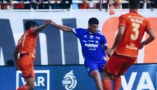 Persib Bandung menundukkan Persija Jakarta dengan skor 2-1 di Stadion Segiri, Samarinda, Minggu (10/5/2026). (Jennus)