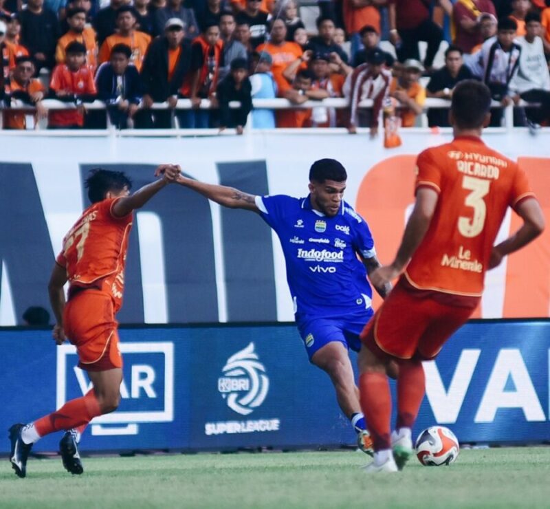 Persib Bandung menundukkan Persija Jakarta dengan skor 2-1 di Stadion Segiri, Samarinda, Minggu (10/5/2026). (Jennus)