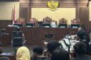 Jaksa Penuntut Umum Kejaksaan Agung menuntut mantan Menteri Pendidikan, Kebudayaan, Riset, dan Teknologi, Nadiem Anwar Makarim, dengan pidana 18 tahun penjara
