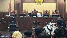 Jaksa Penuntut Umum Kejaksaan Agung menuntut mantan Menteri Pendidikan, Kebudayaan, Riset, dan Teknologi, Nadiem Anwar Makarim, dengan pidana 18 tahun penjara
