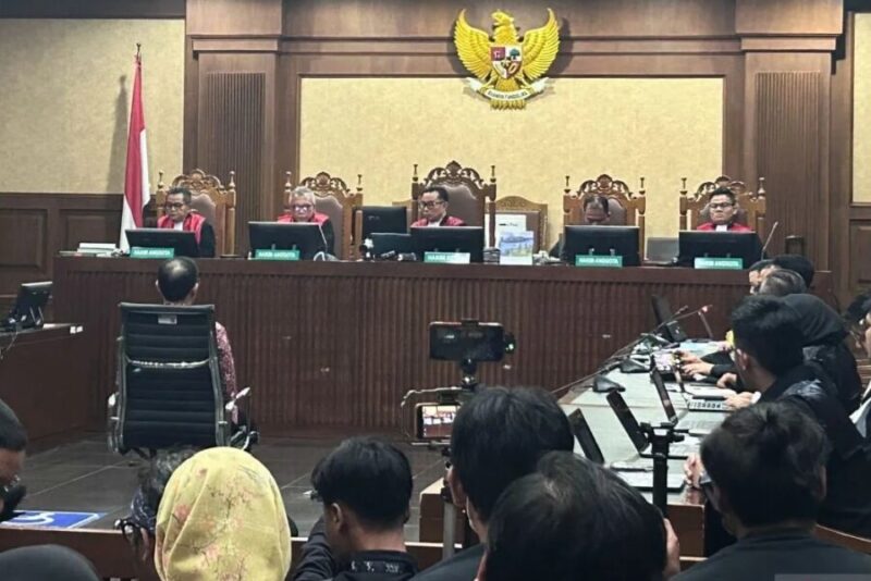 Jaksa Penuntut Umum Kejaksaan Agung menuntut mantan Menteri Pendidikan, Kebudayaan, Riset, dan Teknologi, Nadiem Anwar Makarim, dengan pidana 18 tahun penjara
