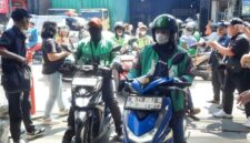 Seribu pengemudi ojek online antre untuk mendapatkan paket sembako dari Toko Lucky di Ciracas, Jakarta Timur. (Jennus)