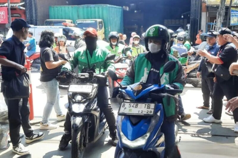 Seribu pengemudi ojek online antre untuk mendapatkan paket sembako dari Toko Lucky di Ciracas, Jakarta Timur. (Jennus)