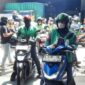 Seribu pengemudi ojek online antre untuk mendapatkan paket sembako dari Toko Lucky di Ciracas, Jakarta Timur. (Jennus)
