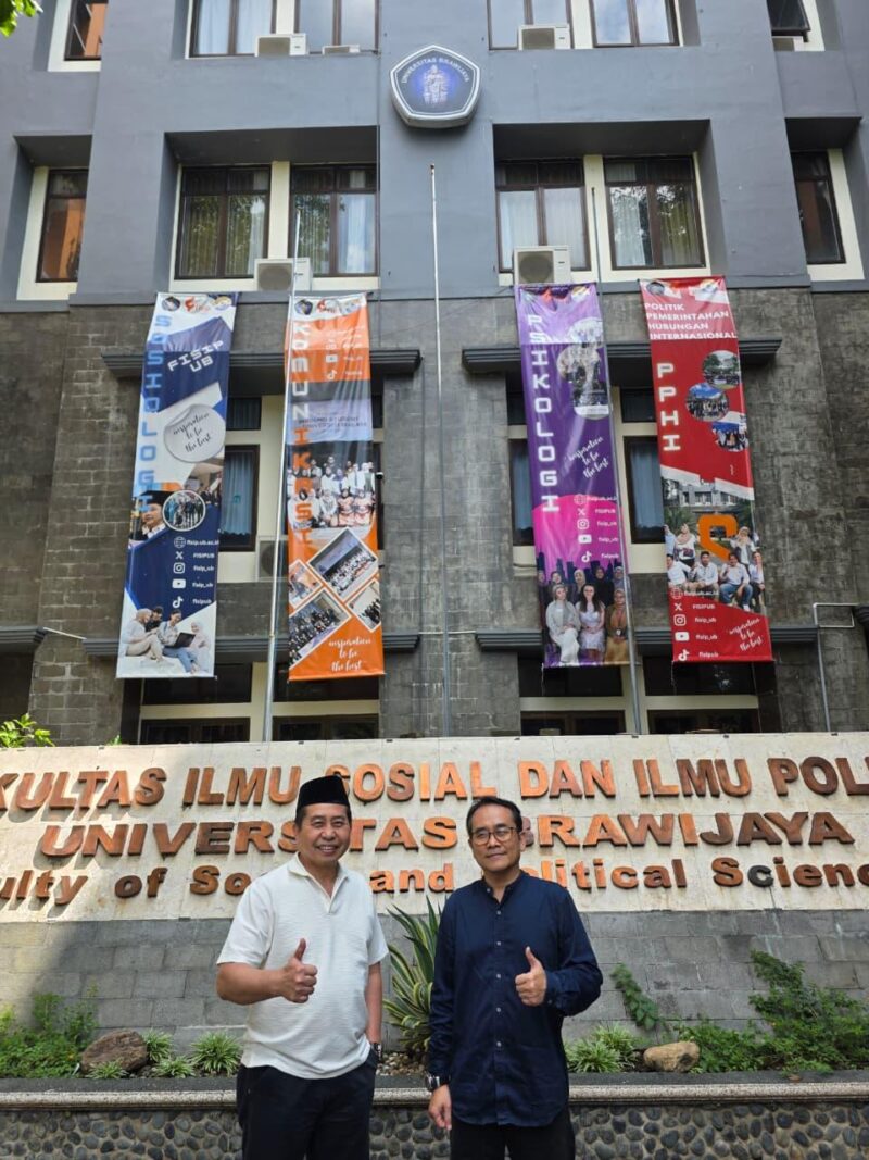 Ketua IKASPS UNNES, Irjend Pol Dr Susilo Teguh R, M.Si (kaos putih pakai peci) & Ketua Ikatan Peneliti Lingkungan Binaan Indonesia, Dr Susilo Kusdiwanggo, ST. MT (kemeja hitam). (Istimewa).