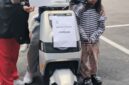 Kebahagiaan terpancar dari Rindu Alya Dewina Mariam bersama keluarga usai menerima hadiah utama doorprize berupa motor listrik pada kegiatan Fun Walk World Press Freedom Day yang digelar Dewan Pers di Jakarta, Minggu (10/5/2026). (Dok SMSI)