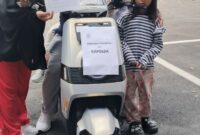 Kebahagiaan terpancar dari Rindu Alya Dewina Mariam bersama keluarga usai menerima hadiah utama doorprize berupa motor listrik pada kegiatan Fun Walk World Press Freedom Day yang digelar Dewan Pers di Jakarta, Minggu (10/5/2026). (Dok SMSI)