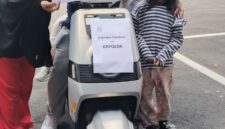 Kebahagiaan terpancar dari Rindu Alya Dewina Mariam bersama keluarga usai menerima hadiah utama doorprize berupa motor listrik pada kegiatan Fun Walk World Press Freedom Day yang digelar Dewan Pers di Jakarta, Minggu (10/5/2026). (Dok SMSI)
