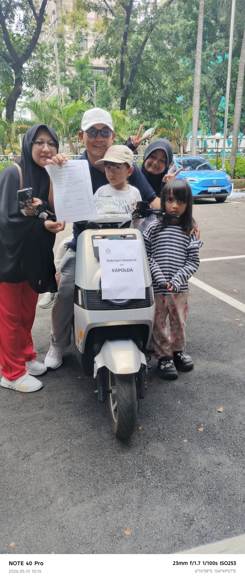 Kebahagiaan terpancar dari Rindu Alya Dewina Mariam bersama keluarga usai menerima hadiah utama doorprize berupa motor listrik pada kegiatan Fun Walk World Press Freedom Day yang digelar Dewan Pers di Jakarta, Minggu (10/5/2026). (Dok SMSI)