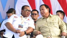 Presiden Konfederasi Serikat Pekerja Seluruh Indonesia, Andi Gani Nena Wea, bersama Presiden Prabowo Subianto dalam Peringatan Hari Buruh Internasional 2026 di kawasan Monas, Jumat (1/5/2026). (KSPSI)