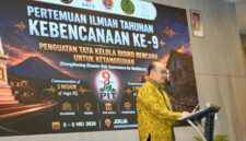 Asisten Deputi Pengurangan Risiko Bencana Kemenko PMK, Dr. Andre Notohamijoyo, M.S.M., saat menyampaikan pidato kunci dari Menko PMK, Prof. Dr. Pratikno, M.Soc.Sc., dalam kegiatan Pertemuan Ilmiah Kebencanaan ke-9 di UMY