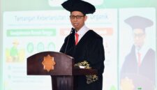 Guru Besar  Bidang Ilmu Pembangunan Pertanian Berkelanjutan UMY, Prof. Dr. Triyono, S.P., M.P., saat menyampaikan orasi ilmiahnya di UMY pada Sabtu (09/05/2026)