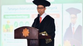 Guru Besar  Bidang Ilmu Pembangunan Pertanian Berkelanjutan UMY, Prof. Dr. Triyono, S.P., M.P., saat menyampaikan orasi ilmiahnya di UMY pada Sabtu (09/05/2026)
