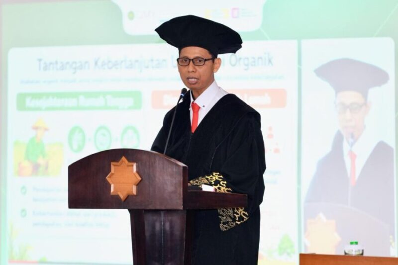 Guru Besar  Bidang Ilmu Pembangunan Pertanian Berkelanjutan UMY, Prof. Dr. Triyono, S.P., M.P., saat menyampaikan orasi ilmiahnya di UMY pada Sabtu (09/05/2026)