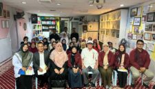 Tim dosen pengabdian UMY (jaket merah) bersama Pengurus PERMAI dan PMI Penang, Malaysia