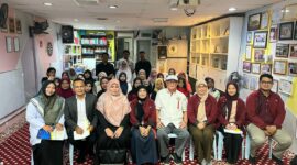 Tim dosen pengabdian UMY (jaket merah) bersama Pengurus PERMAI dan PMI Penang, Malaysia
