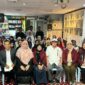 Tim dosen pengabdian UMY (jaket merah) bersama Pengurus PERMAI dan PMI Penang, Malaysia