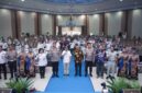 FOTO BERSAMA-Ketua IKA SPS UNNES) dan sekaligus Kasat Gas Pusat Studi Kepolisian, Irjen Pol Dr Susilo Teguh Raharjo, M.Si foto bersama Kepala Pusat Studi Kepolisian, Komjend Pol Prof Dr Cryshnanda DL, M.Si, Gubernur Kalteng, H. Agustiar Sabran, S.Ikom, Kapolda Kalteng, Irjen Pol Iwan Kurniawan, S.I.K, M.Si, Wakpolda Kalteng, Brigjend Pol Drs Yosi Muhamartha dan PJU Polda Kalteng, Sekda Prov Kalteng, dr. Linae Victoria Aden, M.M.Kes dan para pejabat terkait usai acara. (Foto Ist).