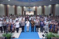 FOTO BERSAMA-Ketua IKA SPS UNNES) dan sekaligus Kasat Gas Pusat Studi Kepolisian, Irjen Pol Dr Susilo Teguh Raharjo, M.Si foto bersama Kepala Pusat Studi Kepolisian, Komjend Pol Prof Dr Cryshnanda DL, M.Si, Gubernur Kalteng, H. Agustiar Sabran, S.Ikom, Kapolda Kalteng, Irjen Pol Iwan Kurniawan, S.I.K, M.Si, Wakpolda Kalteng, Brigjend Pol Drs Yosi Muhamartha dan PJU Polda Kalteng, Sekda Prov Kalteng, dr. Linae Victoria Aden, M.M.Kes dan para pejabat terkait usai acara. (Foto Ist).