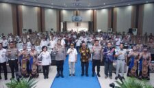 FOTO BERSAMA-Ketua IKA SPS UNNES) dan sekaligus Kasat Gas Pusat Studi Kepolisian, Irjen Pol Dr Susilo Teguh Raharjo, M.Si foto bersama Kepala Pusat Studi Kepolisian, Komjend Pol Prof Dr Cryshnanda DL, M.Si, Gubernur Kalteng, H. Agustiar Sabran, S.Ikom, Kapolda Kalteng, Irjen Pol Iwan Kurniawan, S.I.K, M.Si, Wakpolda Kalteng, Brigjend Pol Drs Yosi Muhamartha dan PJU Polda Kalteng, Sekda Prov Kalteng, dr. Linae Victoria Aden, M.M.Kes dan para pejabat terkait usai acara. (Foto Ist).