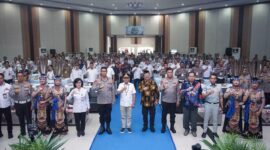 FOTO BERSAMA-Ketua IKA SPS UNNES) dan sekaligus Kasat Gas Pusat Studi Kepolisian, Irjen Pol Dr Susilo Teguh Raharjo, M.Si foto bersama Kepala Pusat Studi Kepolisian, Komjend Pol Prof Dr Cryshnanda DL, M.Si, Gubernur Kalteng, H. Agustiar Sabran, S.Ikom, Kapolda Kalteng, Irjen Pol Iwan Kurniawan, S.I.K, M.Si, Wakpolda Kalteng, Brigjend Pol Drs Yosi Muhamartha dan PJU Polda Kalteng, Sekda Prov Kalteng, dr. Linae Victoria Aden, M.M.Kes dan para pejabat terkait usai acara. (Foto Ist).
