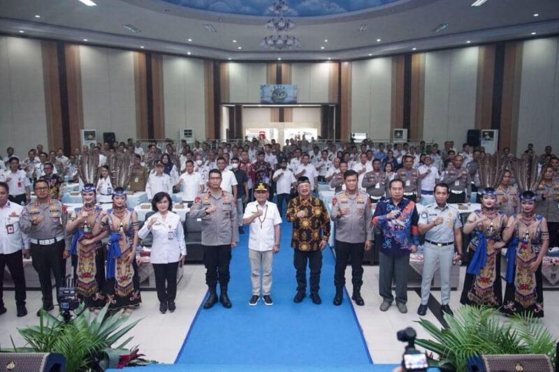 FOTO BERSAMA-Ketua IKA SPS UNNES) dan sekaligus Kasat Gas Pusat Studi Kepolisian, Irjen Pol Dr Susilo Teguh Raharjo, M.Si foto bersama Kepala Pusat Studi Kepolisian, Komjend Pol Prof Dr Cryshnanda DL, M.Si, Gubernur Kalteng, H. Agustiar Sabran, S.Ikom, Kapolda Kalteng, Irjen Pol Iwan Kurniawan, S.I.K, M.Si, Wakpolda Kalteng, Brigjend Pol Drs Yosi Muhamartha dan PJU Polda Kalteng, Sekda Prov Kalteng, dr. Linae Victoria Aden, M.M.Kes dan para pejabat terkait usai acara. (Foto Ist).