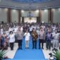 FOTO BERSAMA-Ketua IKA SPS UNNES) dan sekaligus Kasat Gas Pusat Studi Kepolisian, Irjen Pol Dr Susilo Teguh Raharjo, M.Si foto bersama Kepala Pusat Studi Kepolisian, Komjend Pol Prof Dr Cryshnanda DL, M.Si, Gubernur Kalteng, H. Agustiar Sabran, S.Ikom, Kapolda Kalteng, Irjen Pol Iwan Kurniawan, S.I.K, M.Si, Wakpolda Kalteng, Brigjend Pol Drs Yosi Muhamartha dan PJU Polda Kalteng, Sekda Prov Kalteng, dr. Linae Victoria Aden, M.M.Kes dan para pejabat terkait usai acara. (Foto Ist).