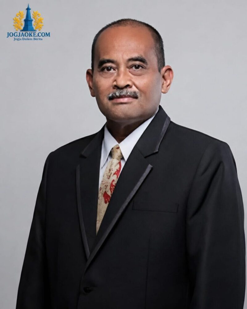 Y. Sri Susilo (Dosen Prodi Ekonomi Pembangunan FBE UAJY, Sekretaris ISEI cabang Yogyakarta, Wakil Ketua Bidang Kominfodigi KADIN DIY, Ketua Bidang Ekonomi BPD API DIY)
