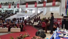 PEMBICARA-Akhmad Sugiharto, ST, MT, Sekda Demak saat menjadi pembicara dihadapan ribuan Wisuda ke-121 Universitas Muhammadiyah Malang. (Foto UMM).