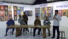 SAMBUTAN-Irjend Pol Dr Susilo Teguh Raharjo, M.Si saat sambutan di acara Pameran dihadapan Komjend Pol Prof Dr Cryshnanda DL dan beberapa Seniman senior Jakarta. (Foto Ist).