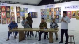 SAMBUTAN-Irjend Pol Dr Susilo Teguh Raharjo, M.Si saat sambutan di acara Pameran dihadapan Komjend Pol Prof Dr Cryshnanda DL dan beberapa Seniman senior Jakarta. (Foto Ist).