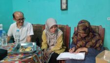 Dosen UMY saat melakukan observasi lapangan ke salah satu UMKM kuliner katering dan jajanan pasar milik Santika Wati (Murtini)