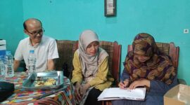 Dosen UMY saat melakukan observasi lapangan ke salah satu UMKM kuliner katering dan jajanan pasar milik Santika Wati (Murtini)