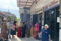 BAGIKAN QURBAN-Pembagian daging qurban di kantor Yayasan Ikhrom Hasana Center. (Foto Ist).