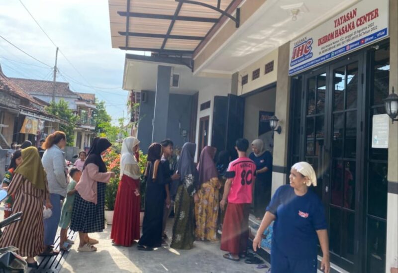 BAGIKAN QURBAN-Pembagian daging qurban di kantor Yayasan Ikhrom Hasana Center. (Foto Ist).