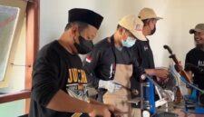 Peserta mendapatkan fasilitas asah pisau gratis. Sebanyak 200 pisau milik peserta diasah sesuai standart