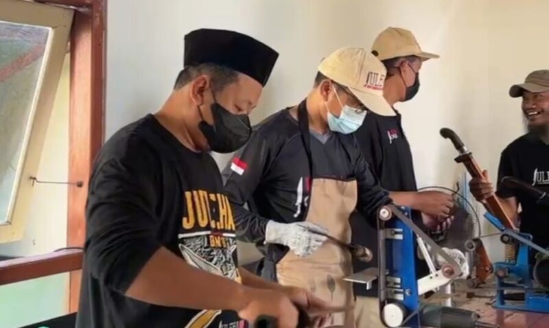 Peserta mendapatkan fasilitas asah pisau gratis. Sebanyak 200 pisau milik peserta diasah sesuai standart