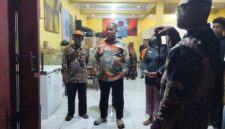 Bupati Sleman Harda Kiswaya meninjau langsung kediaman Agus Yani yang mengeluarkan Api, Sabtu (30/5/2026)