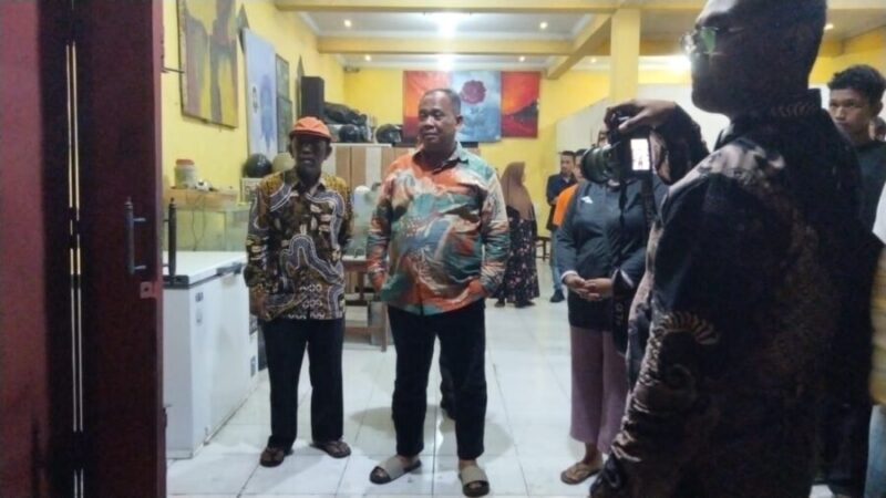 Bupati Sleman Harda Kiswaya meninjau langsung kediaman Agus Yani yang mengeluarkan Api, Sabtu (30/5/2026)