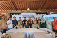 FOTO BERSAMA-Ketua IKA SPS UNNES, Irjen Pol Dr Susilo Teguh R, M.Si (duduk depan paling kiri) foto bersama para Pengurus, usai Silaturahim dan Rapat Kerja. (Foto Ist).