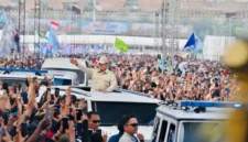 Presiden Prabowo Subianto di tengah lautan pekerja dalam peringatan Hari Buruh Internasional yang diadakan di Monas, Jakarta, Jumat (1/5/2026). (BPMI Sekretariat Presiden)