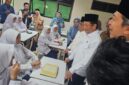 Menteri Agama Nasaruddin Umar didampingi Menteri Koordinator Bidang Pembangunan Manusia dan Kebudayaan Pratikno meninjau bangunan MTsN 1 Kota Bogor dan berdialog dengan para siswa dalam kelas. (Humas Kemenag)