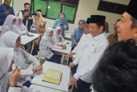 Menteri Agama Nasaruddin Umar didampingi Menteri Koordinator Bidang Pembangunan Manusia dan Kebudayaan Pratikno meninjau bangunan MTsN 1 Kota Bogor dan berdialog dengan para siswa dalam kelas. (Humas Kemenag)