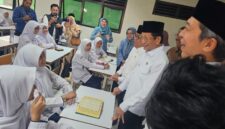Menteri Agama Nasaruddin Umar didampingi Menteri Koordinator Bidang Pembangunan Manusia dan Kebudayaan Pratikno meninjau bangunan MTsN 1 Kota Bogor dan berdialog dengan para siswa dalam kelas. (Humas Kemenag)