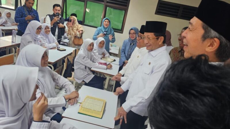 Menteri Agama Nasaruddin Umar didampingi Menteri Koordinator Bidang Pembangunan Manusia dan Kebudayaan Pratikno meninjau bangunan MTsN 1 Kota Bogor dan berdialog dengan para siswa dalam kelas. (Humas Kemenag)