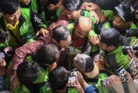 Mantan Mendikbudristek Nadiem Makarim merangkul dan memeluk para pengemudi ojek online yang memberinya dukungan usai sidang pembacaan tuntutan di pengadilan tipikor. (Antara Foto)