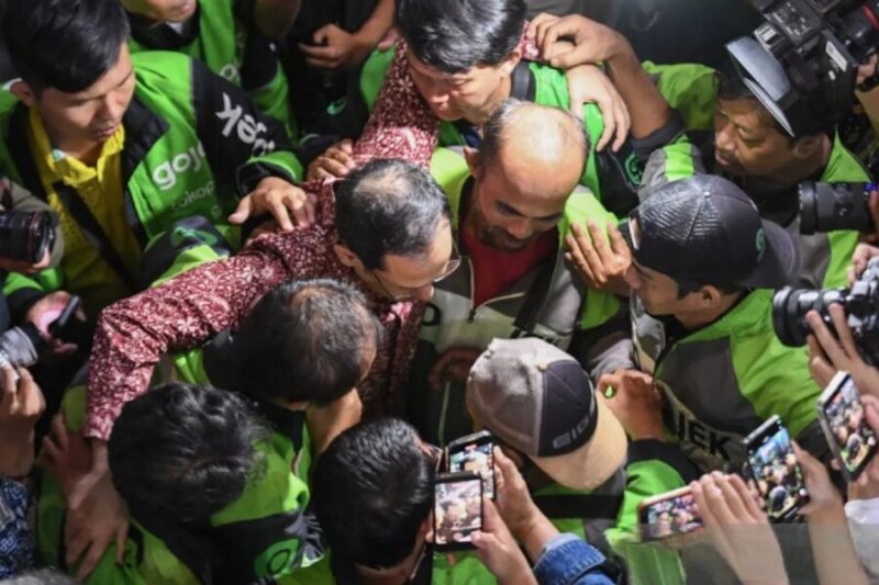 Mantan Mendikbudristek Nadiem Makarim merangkul dan memeluk para pengemudi ojek online yang memberinya dukungan usai sidang pembacaan tuntutan di pengadilan tipikor. (Antara Foto)